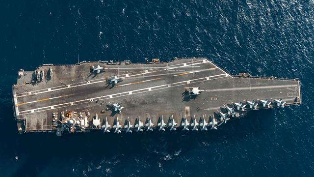 Der Flugzeugträger USS Gerald Ford aus der Vogelperspektive im Ionischen Meer - auf dem Deck sind zahlreiche Kampfjets geparkt