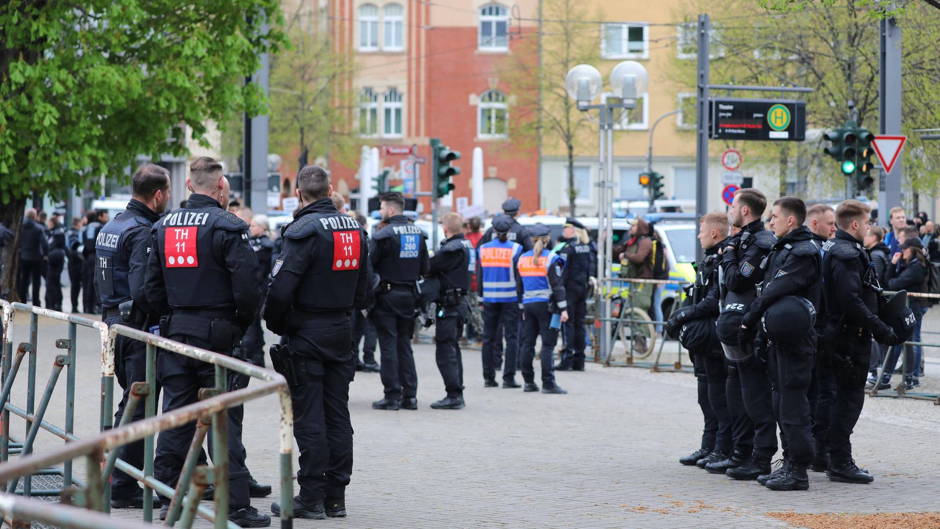 Kundgebung der AfD in Erfurt - Polizisten sichern strategisch das Gelände zwischen Kundgebung und Gegenprotest ab Kundgebung der AfD in Erfurt - Polizisten sichern strategisch das Gelände zwischen Kundgebung und Gegenprotest ab