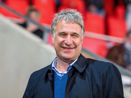 Ex-Fußballer Marco Bode lächelt auf der Tribüne.