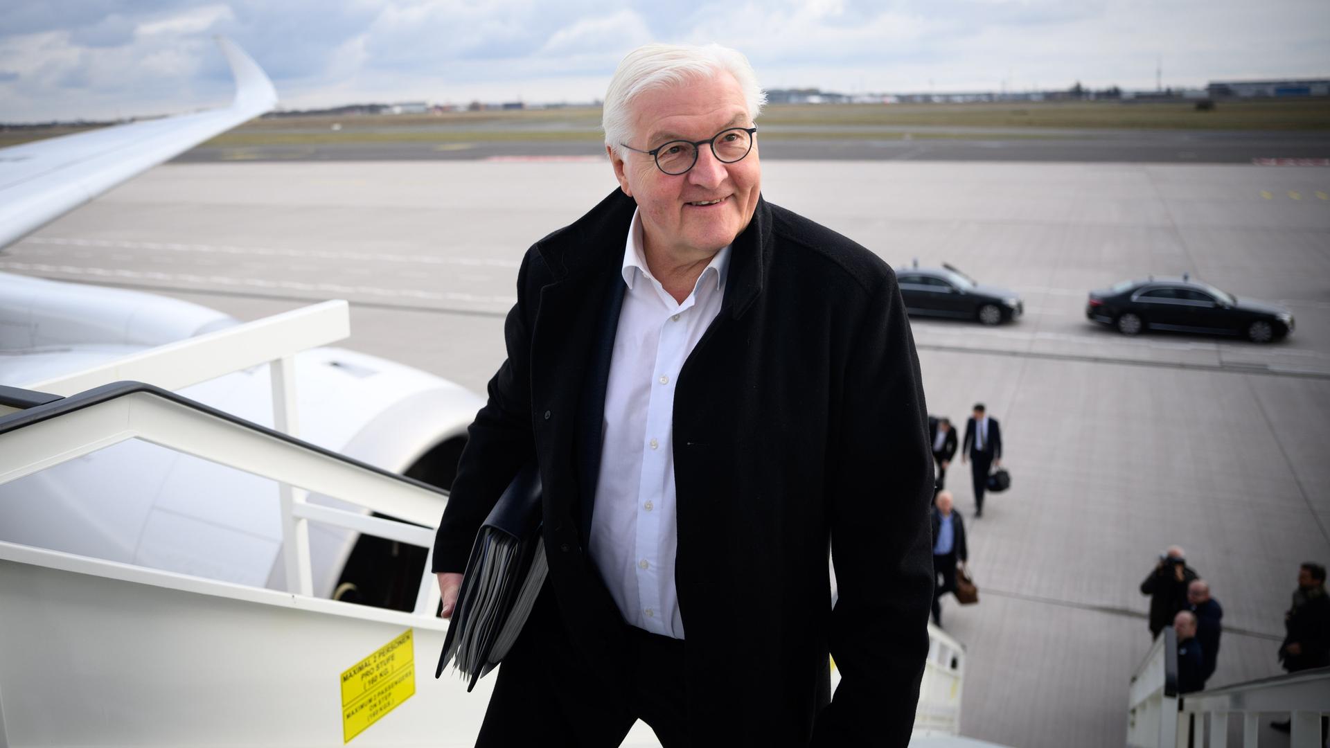 Bundespräsident Frank-Walter Steinmeier steigt auf dem militärischen Teil vom Flughafen Berlin Brandenburg in ein Flugzeug der Flugbereitschaft der Bundeswehr