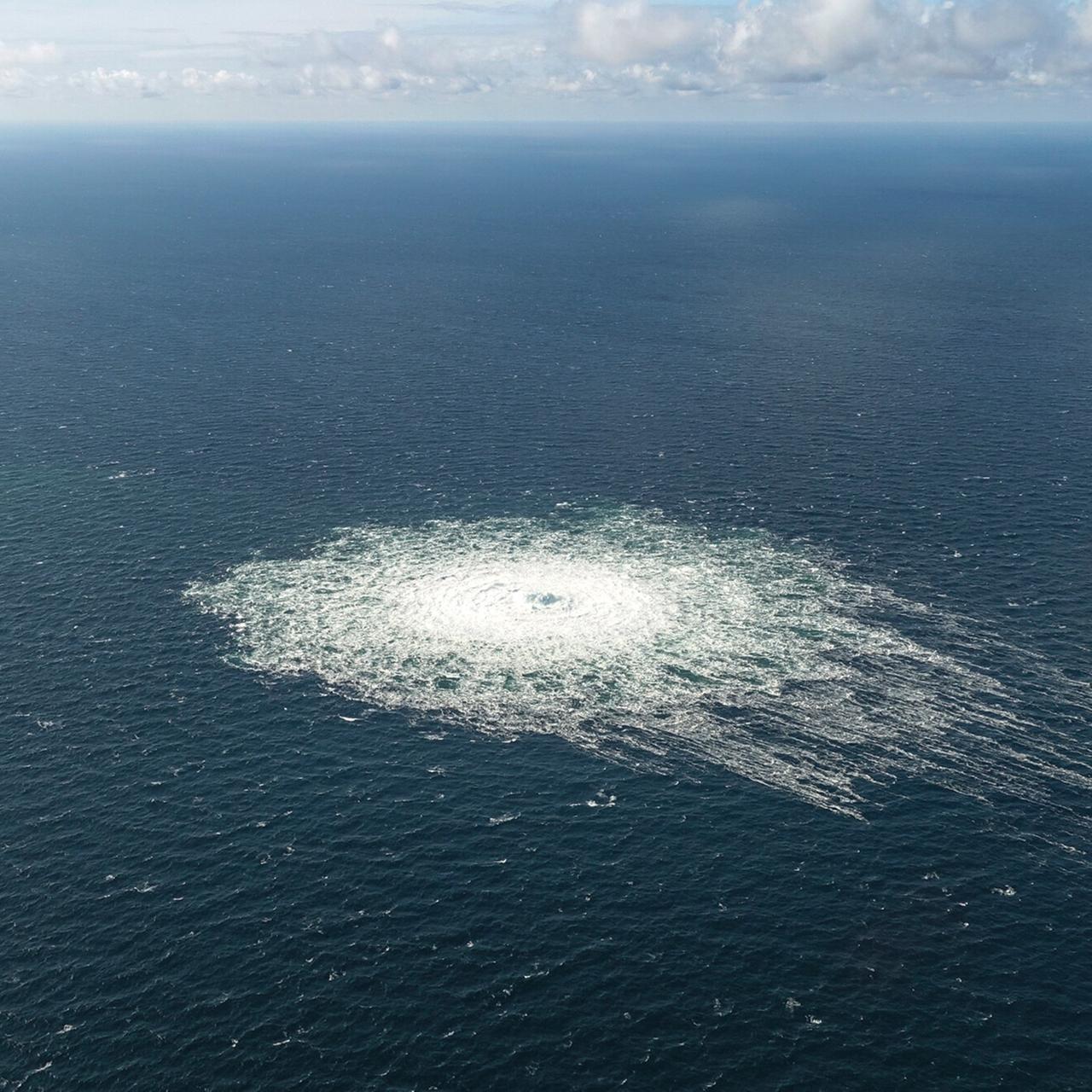 Blick auf einen großen Luftblasen-Strudel mitten im Meer: Die Aufnahme zeigt die Folgen des Anschlags auf die Nordstream-Pipeline.