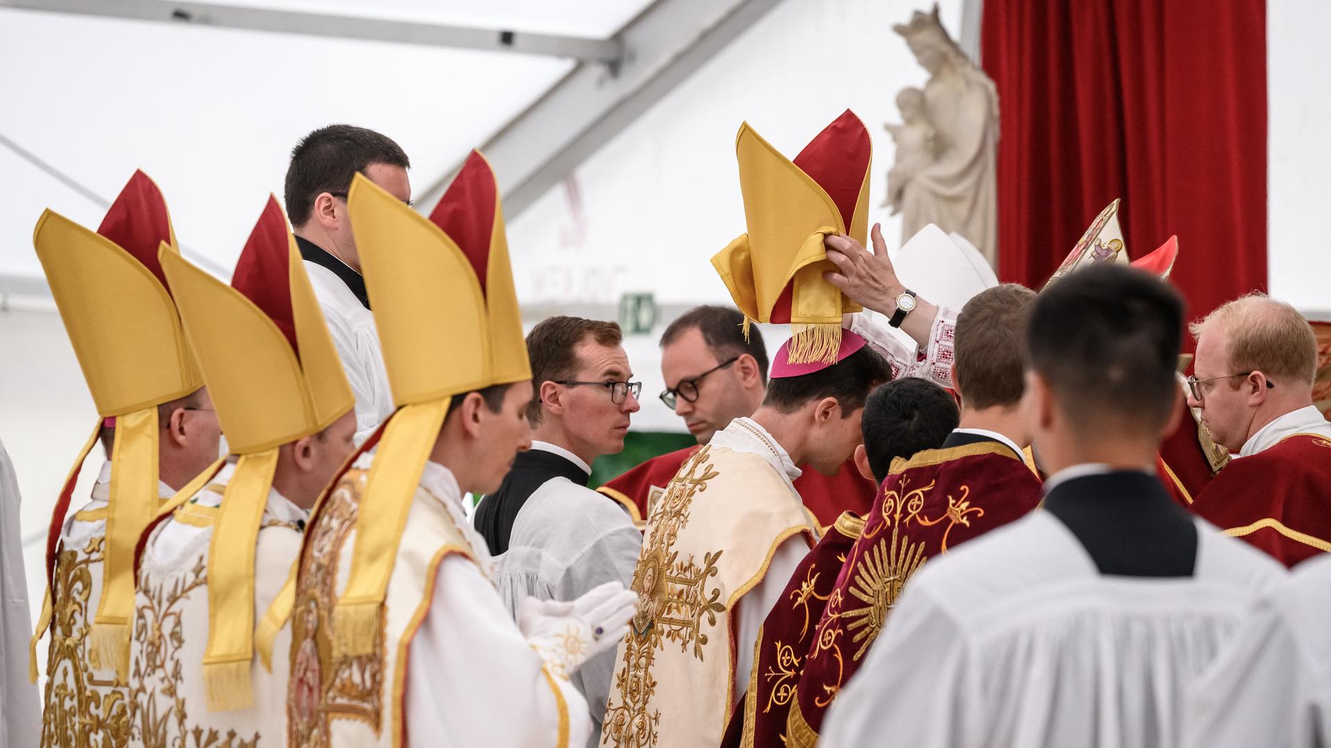 Die neugeweihten Bischöfe bekommen ihre Mitren während der vom Vatikan nicht erlaubten Bischofsweihe durch die traditionalistische katholische Piusbruderschaft im schweizerischen Econe am 1. Juli 2026. Die neugeweihten Bischöfe bekommen ihre Mitren während der vom Vatikan nicht erlaubten Bischofsweihe durch die traditionalistische katholische Piusbruderschaft im schweizerischen Econe am 1. Juli 2026.