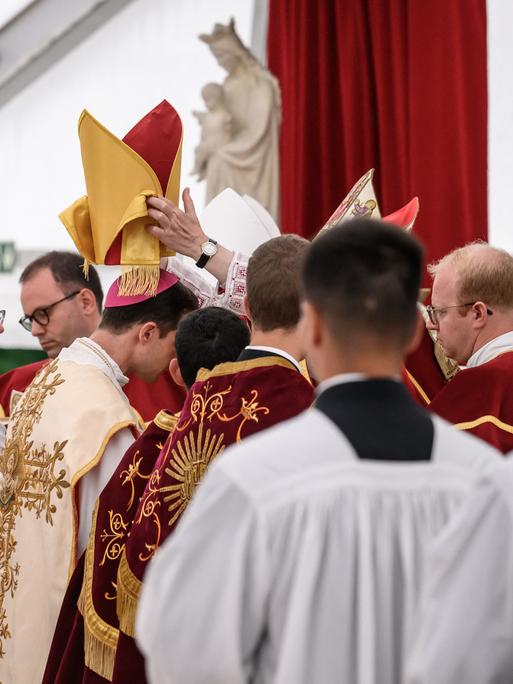 Die neugeweihten Bischöfe bekommen ihre Mitren während der vom Vatikan nicht erlaubten Bischofsweihe durch die traditionalistische katholische Piusbruderschaft im schweizerischen Econe am 1. Juli 2026.