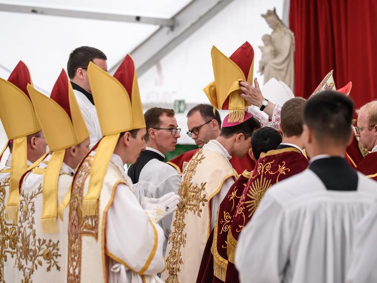 Die neugeweihten Bischöfe bekommen ihre Mitren während der vom Vatikan nicht erlaubten Bischofsweihe durch die traditionalistische katholische Piusbruderschaft im schweizerischen Econe am 1. Juli 2026.