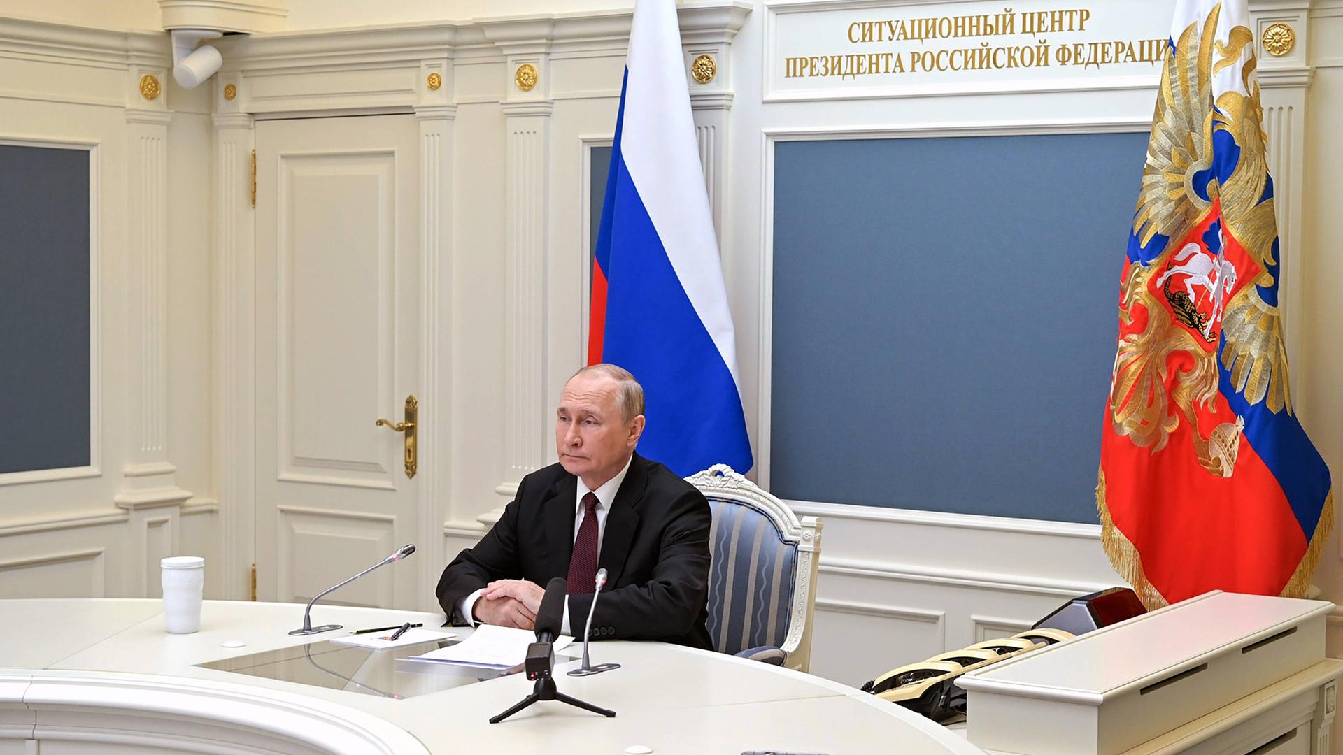 Russlands Präsident und Oberster Feldherr der russischen Streitkräfte Wladimir Putin verfolgt ein militärisches Training seiner Truppen Russlands Präsident und Oberster Feldherr der russischen Streitkräfte Wladimir Putin verfolgt ein militärisches Training seiner Truppen