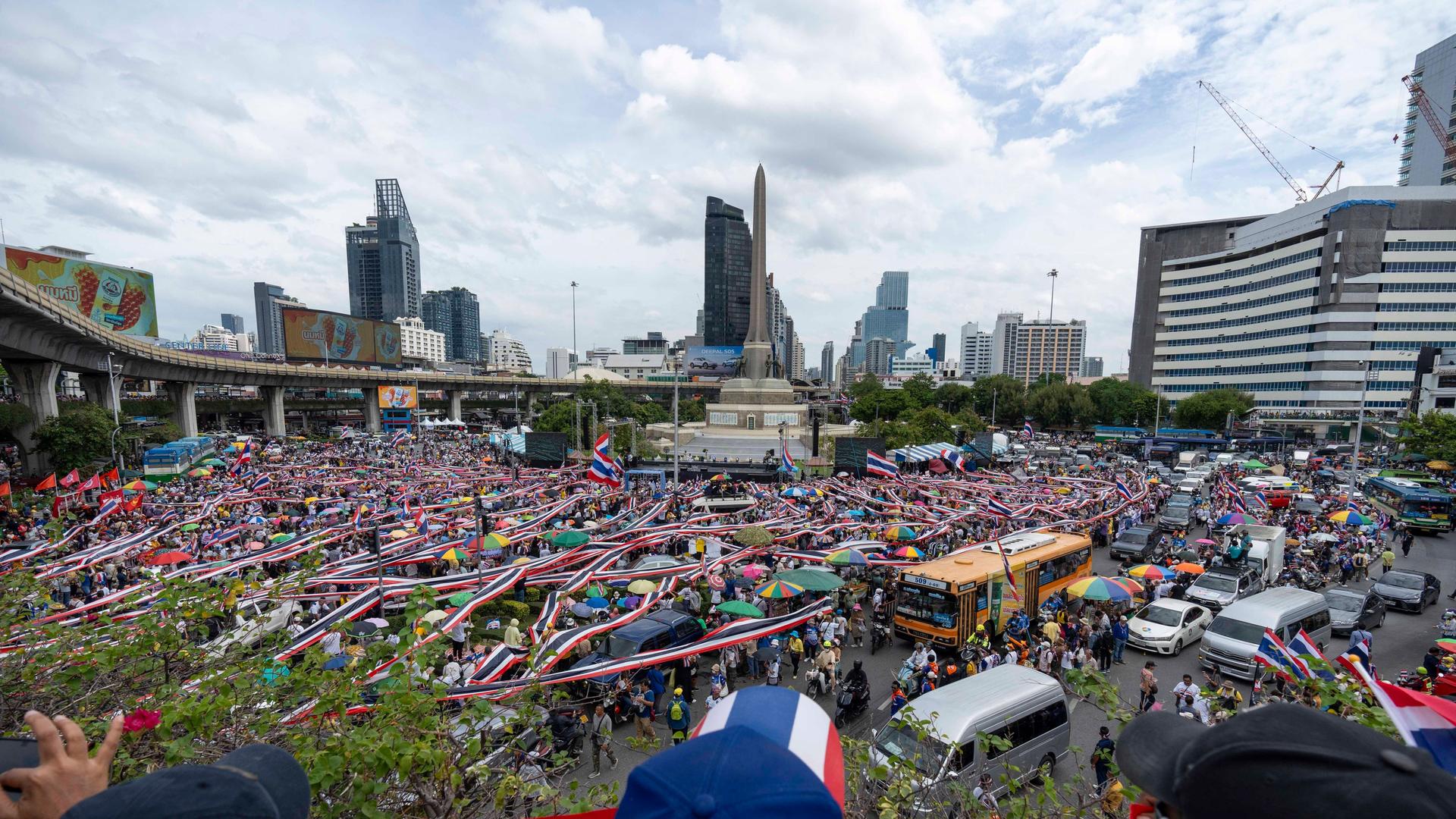 Das Foto zeigt Demonstrierende in der thailändischen Hauptstadt Bangkok an der Siegessäule (Credit Image: © Adryel Talamantes/ZUMA Press Wire Das Foto zeigt Demonstrierende in der thailändischen Hauptstadt Bangkok an der Siegessäule (Credit Image: © Adryel Talamantes/ZUMA Press Wire