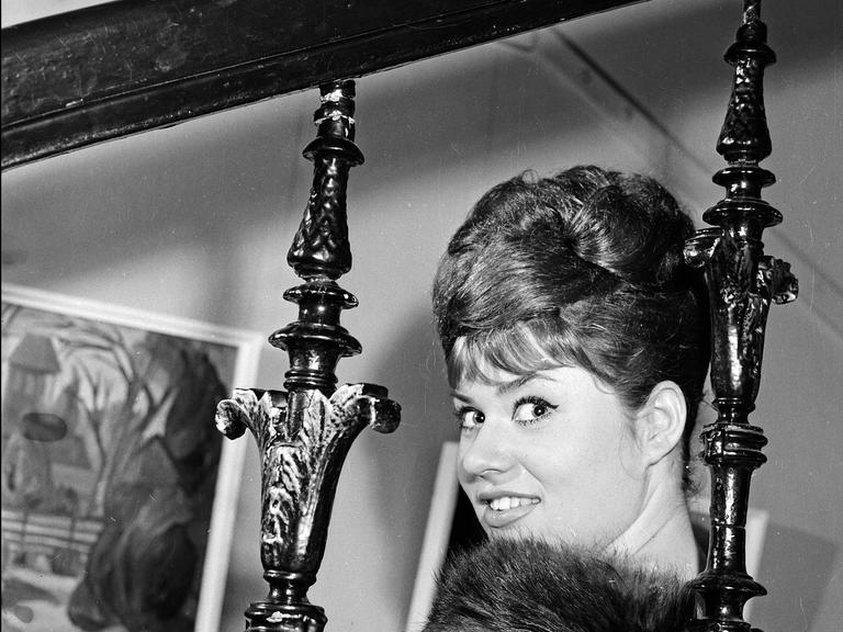Die deutsche Sängerin, Schauspielerin und Komponistin Brigitte Petry, DDR 1965.