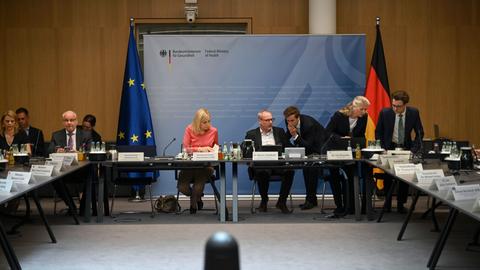 Nina Warken (CDU, 5.v.r), Bundesministerin für Gesundheit, sitzt vor Beginn der konstituierenden Sitzung einer Bund-Länder-Arbeitsgruppe für eine Reform der Pflegeversicherung am Kopfende des Tisches. 