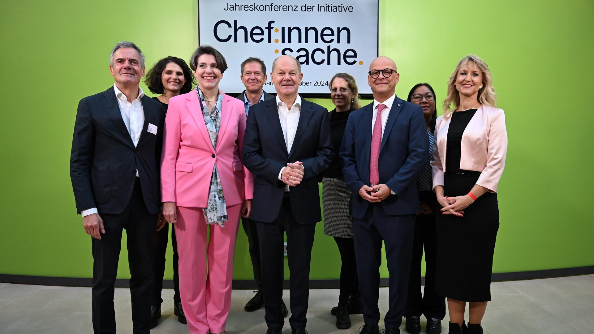 Potsdam: Susanne Fabry (3.v.l), Vorstandsmitglied der Initiative «Chef:innensache", und Bundeskanzler Olaf Scholz (SPD, M) stehen mit Mitgliedern der Initiative für ein Gruppenfoto während der Jahrestagung der Initiative zusammen. 