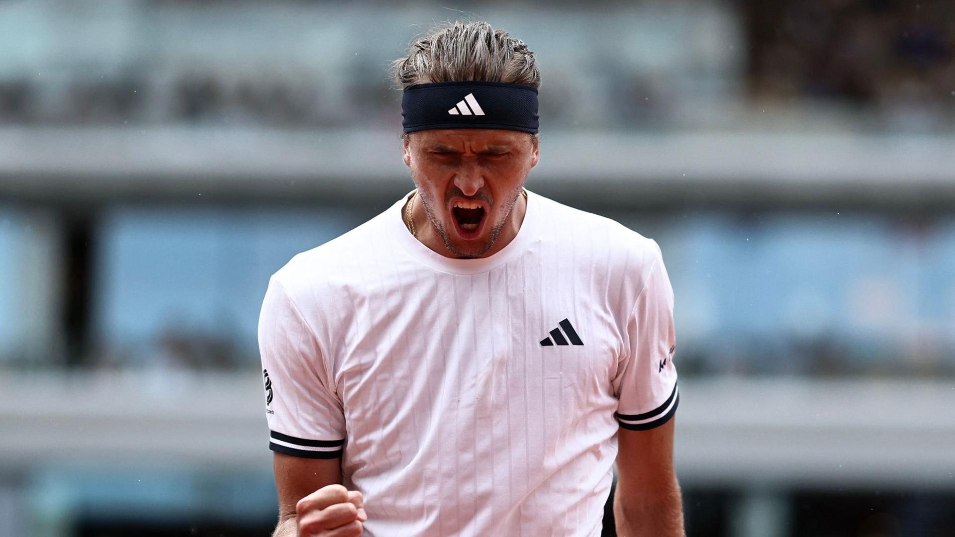 Alexander Zverev freut sich über einen Punkt. Er ballt die Faust und brüllt. 