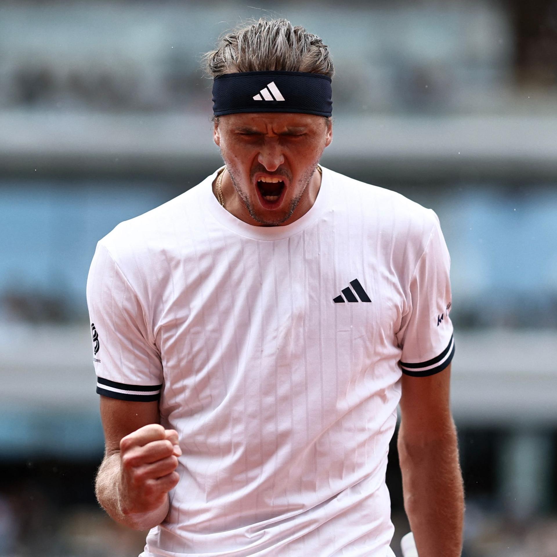 Alexander Zverev freut sich über einen Punkt. Er ballt die Faust und brüllt. 