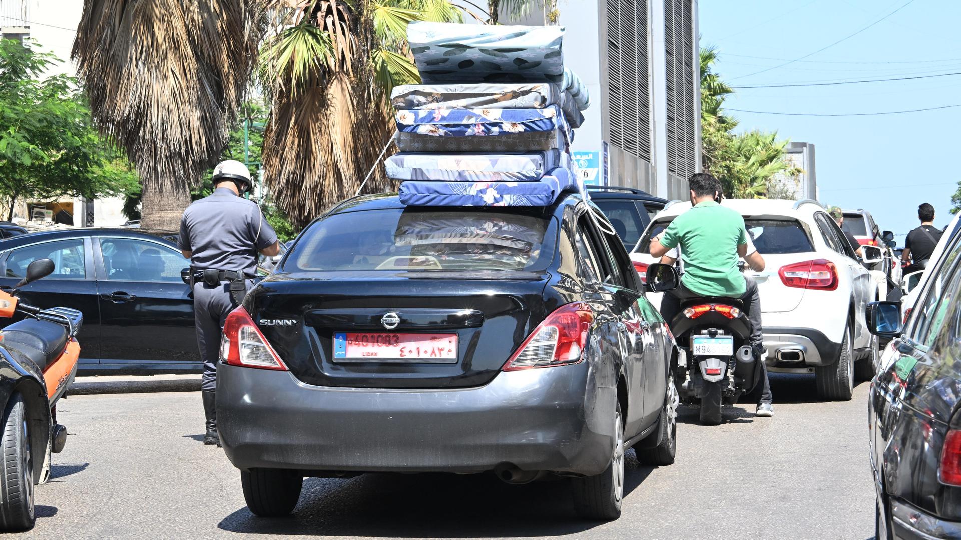 Im Libanon sind Menschen auf der Flucht vor den Angriffen Israels. Ddas Bild zeigt eine Straße mit vielen Autos und Motorrädern. Im Libanon sind Menschen auf der Flucht vor den Angriffen Israels. Ddas Bild zeigt eine Straße mit vielen Autos und Motorrädern.