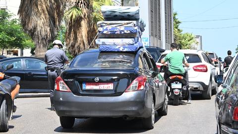 Im Libanon sind Menschen auf der Flucht vor den Angriffen Israels. Ddas Bild zeigt eine Straße mit vielen Autos und Motorrädern. 