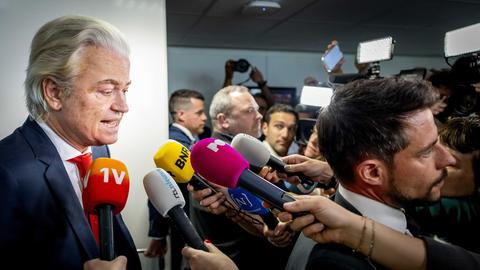 Der niederländische Rechtspopulist Geert Wilders (PVV) spricht nach einer Koalitionssitzung im Abgeordnetenhaus zur Presse. 