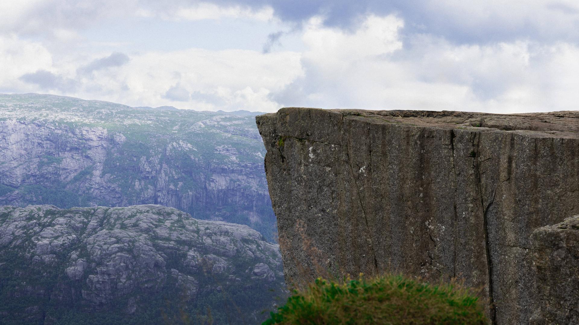 Preikestolen berühmter Felsen in den Bergen Norwegens. Blick auf den Lysefjord