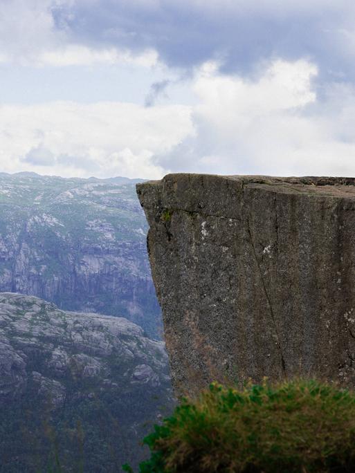 Preikestolen berühmter Felsen in den Bergen Norwegens. Blick auf den Lysefjord