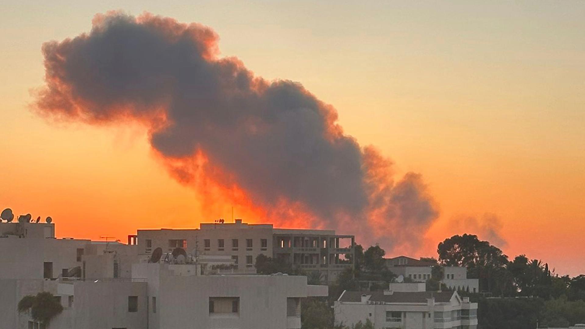 Rauch steigt nach israelischem Luftangriff in Beirut auf.