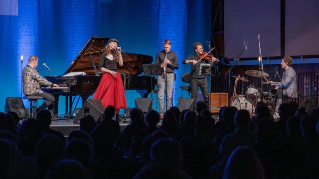 Vier Musiker und eine Sängerin auf der Bühne des Deutschlandfunk-Kammermusiksaals bei der Aufzeichnung der Sendung "Zingsheim braucht Gesellschaft! Kabarett, Talk und Musik".