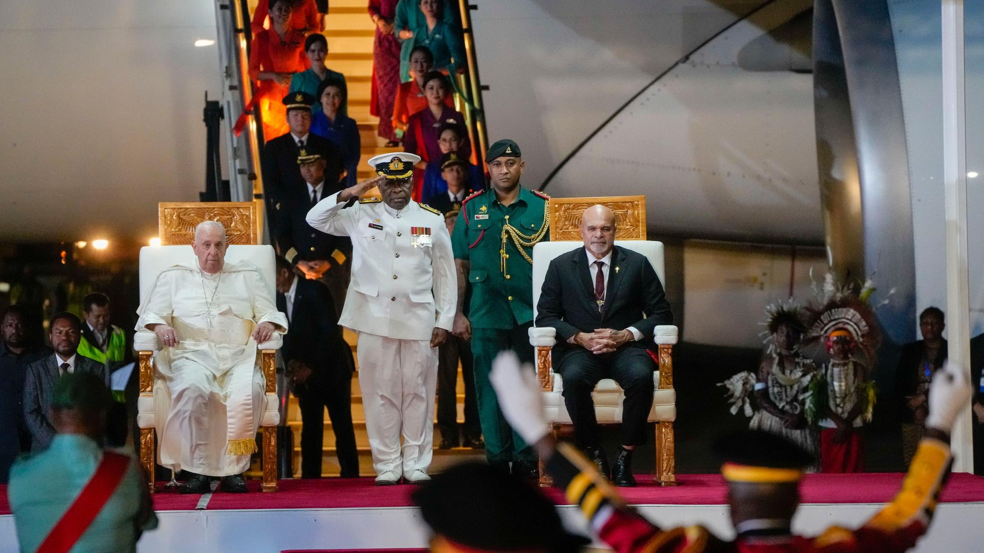 Port Moresby: Papst Franziskus wird vom stellvertretenden Ministerpräsidenten von Papua-Neuguinea, John Rosso (r), bei seiner Ankunft auf dem internationalen Flughafen Jackson begrüßt.