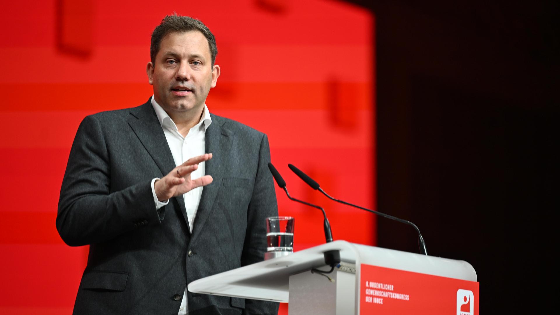 Lars Klingbeil (SPD), Bundesminister der Finanzen, hält eine Rede beim Kongress der Industriegewerkschaft Bergbau, Chemie, Energie (IGBCE) in Hannover.