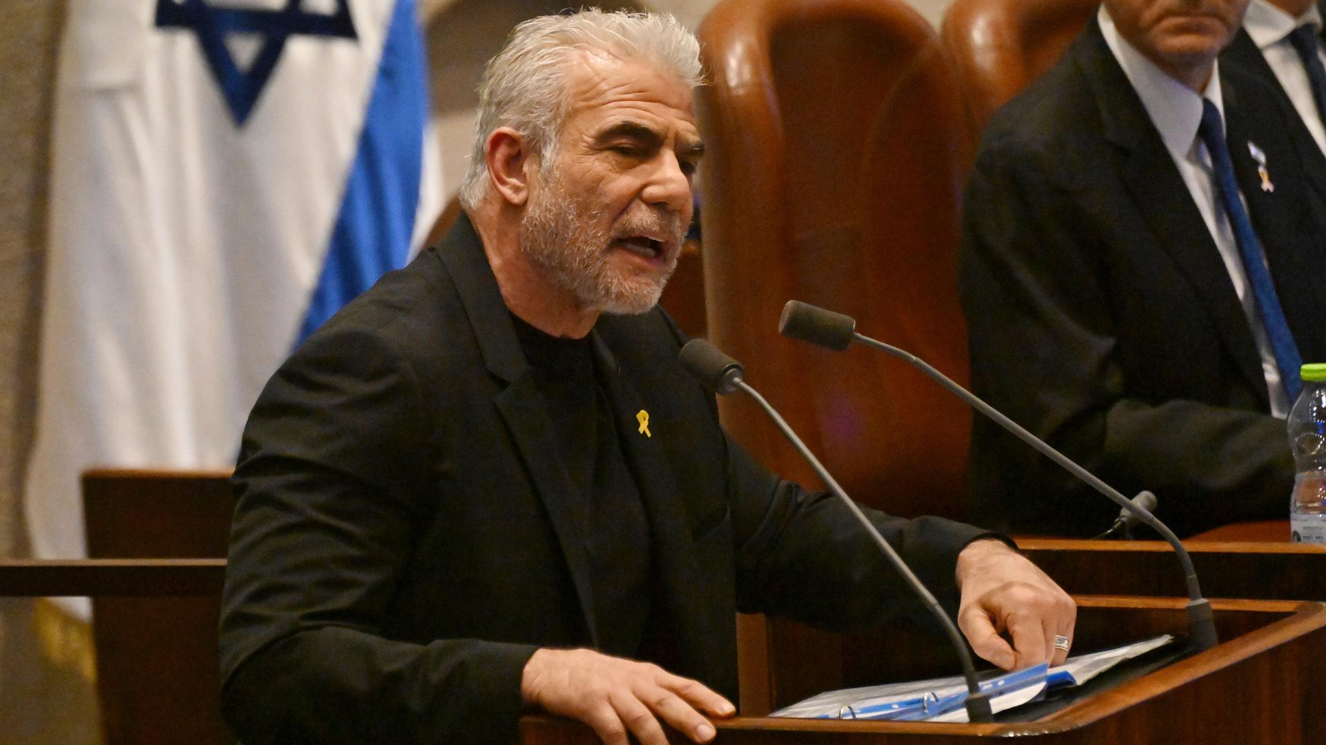 Jerusalem: Der israelische Oppositionsführer Jair Lapid von der der Mitte-Rechts-Partei Jesch Atid (Zukunftspartei) spricht bei der Eröffnung der 25. Knesset-Sitzung. Jerusalem: Der israelische Oppositionsführer Jair Lapid von der der Mitte-Rechts-Partei Jesch Atid (Zukunftspartei) spricht bei der Eröffnung der 25. Knesset-Sitzung.