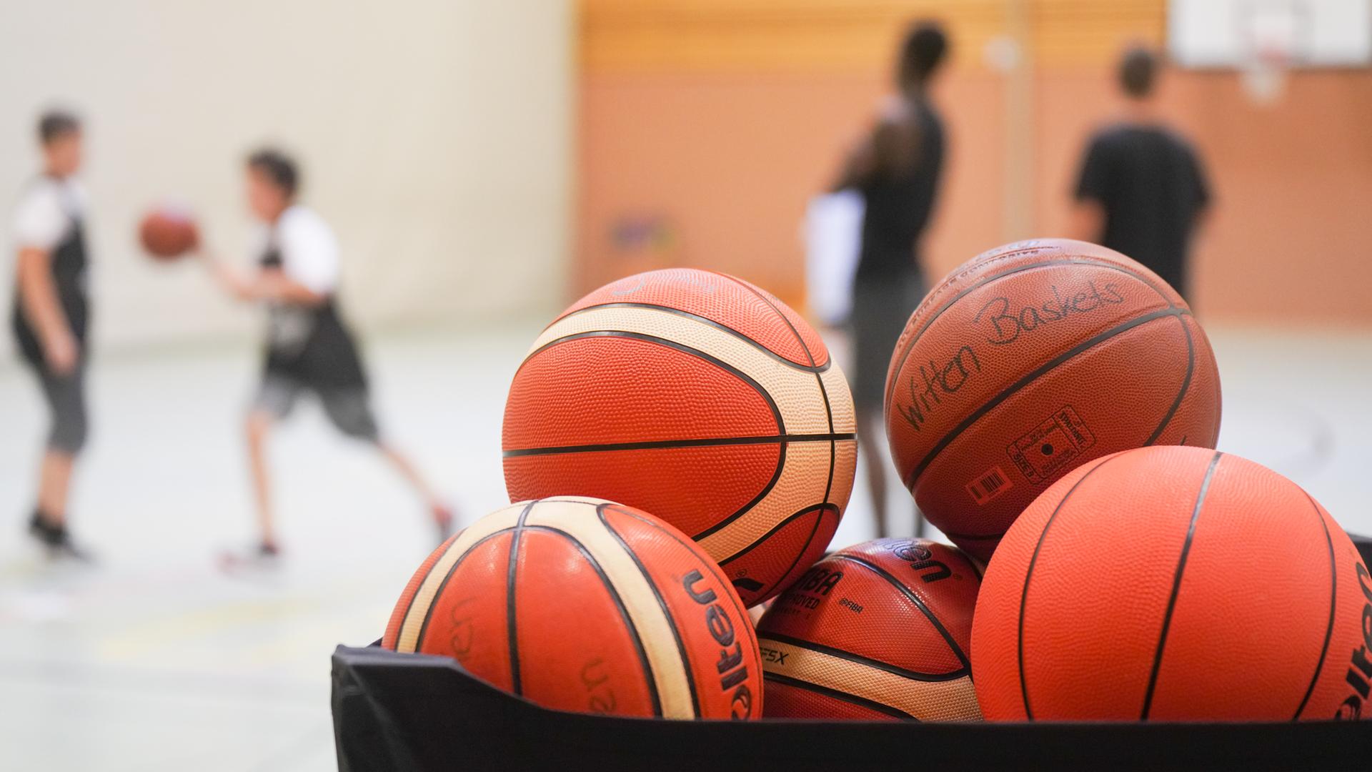 Basketbälle in einem Korb beim Training. 