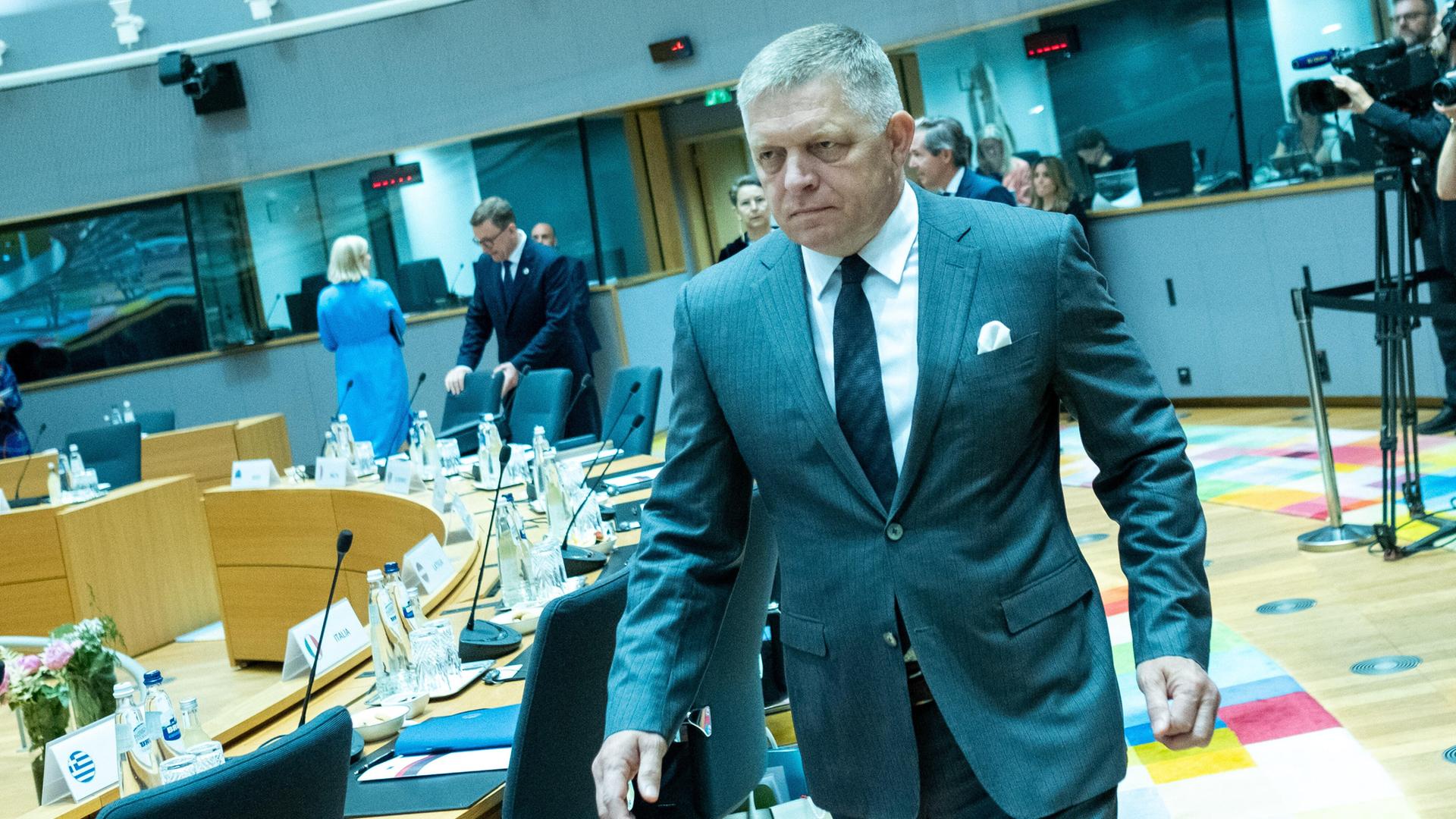 Der slowakische Premierminister Robert Fico beim Gipfel der Staats- und Regierungschefs der EU in Brüssel am 26. Juli 2025. Er geht dynamisch durch den Saal.