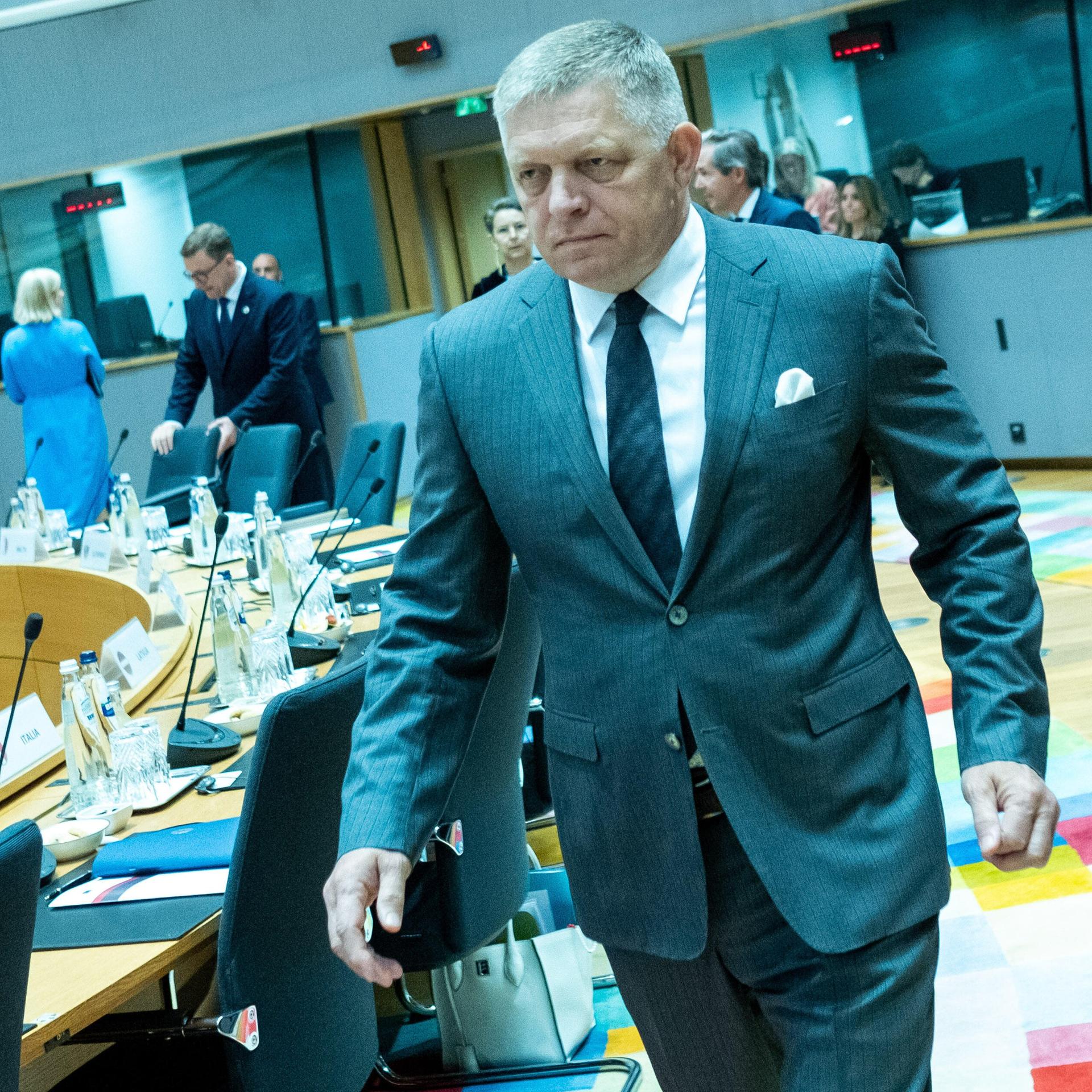 Der slowakische Premierminister Robert Fico beim Gipfel der Staats- und Regierungschefs der EU in Brüssel am 26. Juli 2025. Er geht dynamisch durch den Saal.