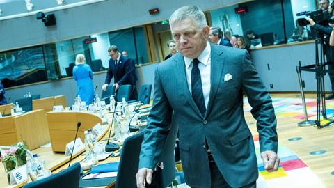 Der slowakische Premierminister Robert Fico beim Gipfel der Staats- und Regierungschefs der EU in Brüssel am 26. Juli 2025. Er geht dynamisch durch den Saal.