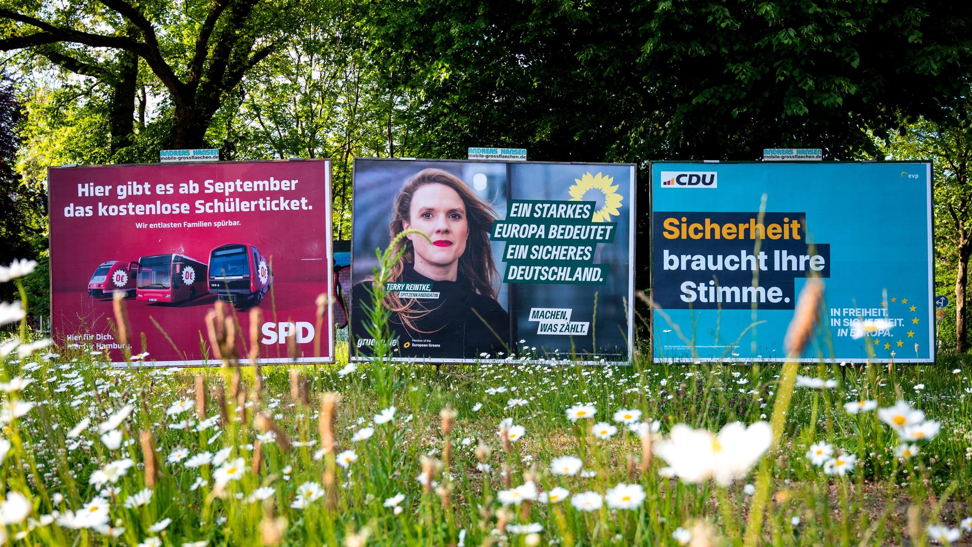 Hamburg: Wahlplakate zur Europawahl von der SPD, Bündnis90/ Die Grünen und der CDU stehen an einer Straße. 