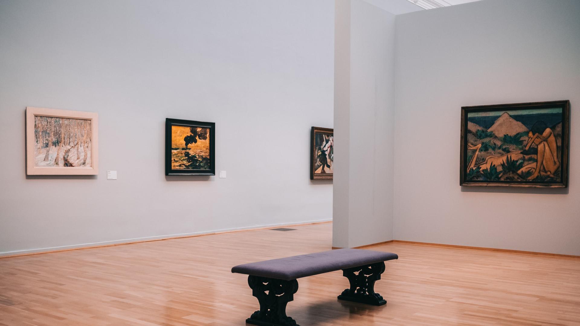 Kunsthalle Hamburg: Eine Bank steht auf Parkettboden, vereinzelt hängen Bilder an der Wand in einem hellen Raum.