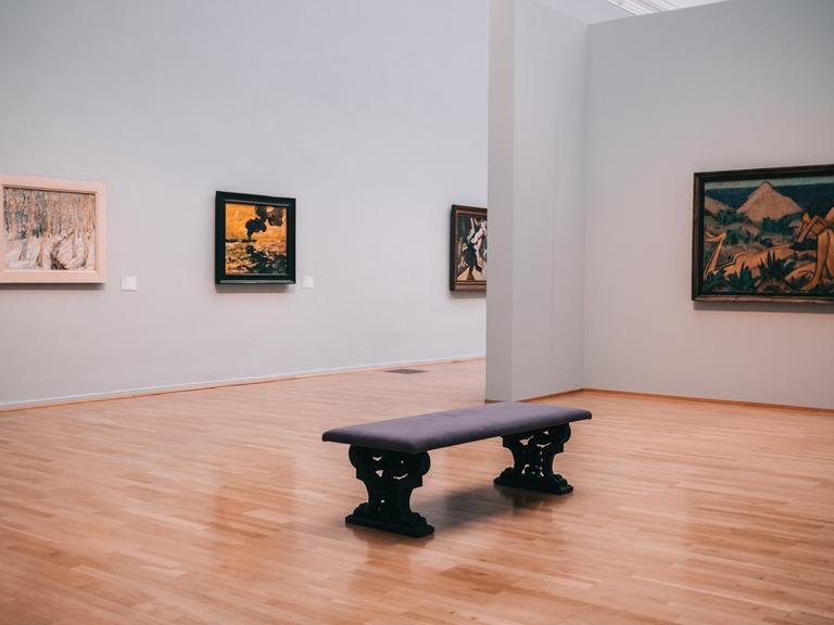 Kunsthalle Hamburg: Eine Bank steht auf Parkettboden, vereinzelt hängen Bilder an der Wand in einem hellen Raum.