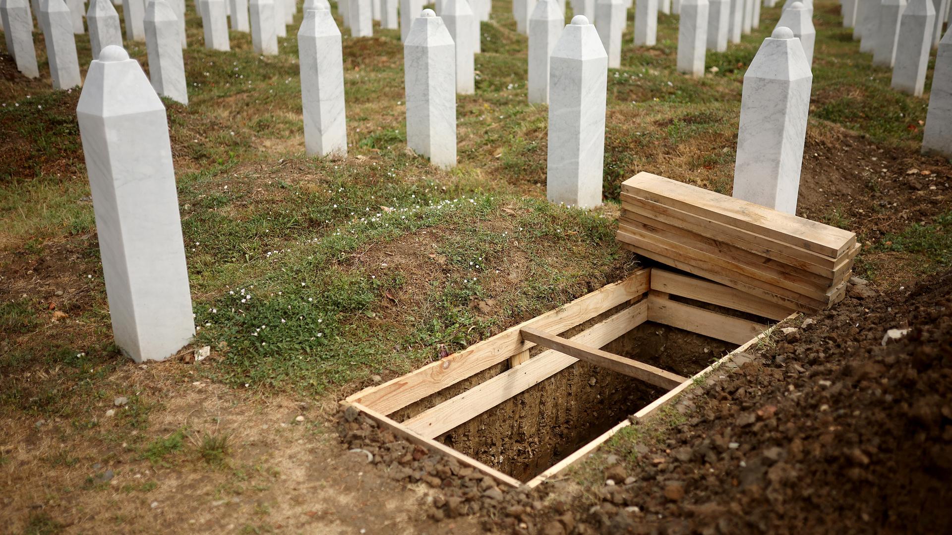 Ein ausgehobenes Grab an der Gedenkstätte für den Völkermord von Srebrenica in Potocari
