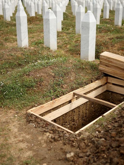 Ein ausgehobenes Grab an der Gedenkstätte für den Völkermord von Srebrenica in Potocari