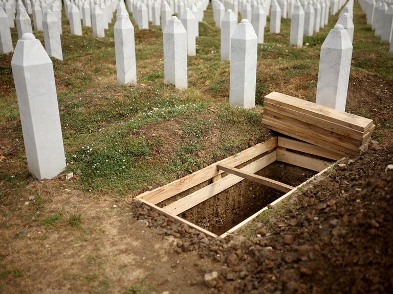 Ein ausgehobenes Grab an der Gedenkstätte für den Völkermord von Srebrenica in Potocari