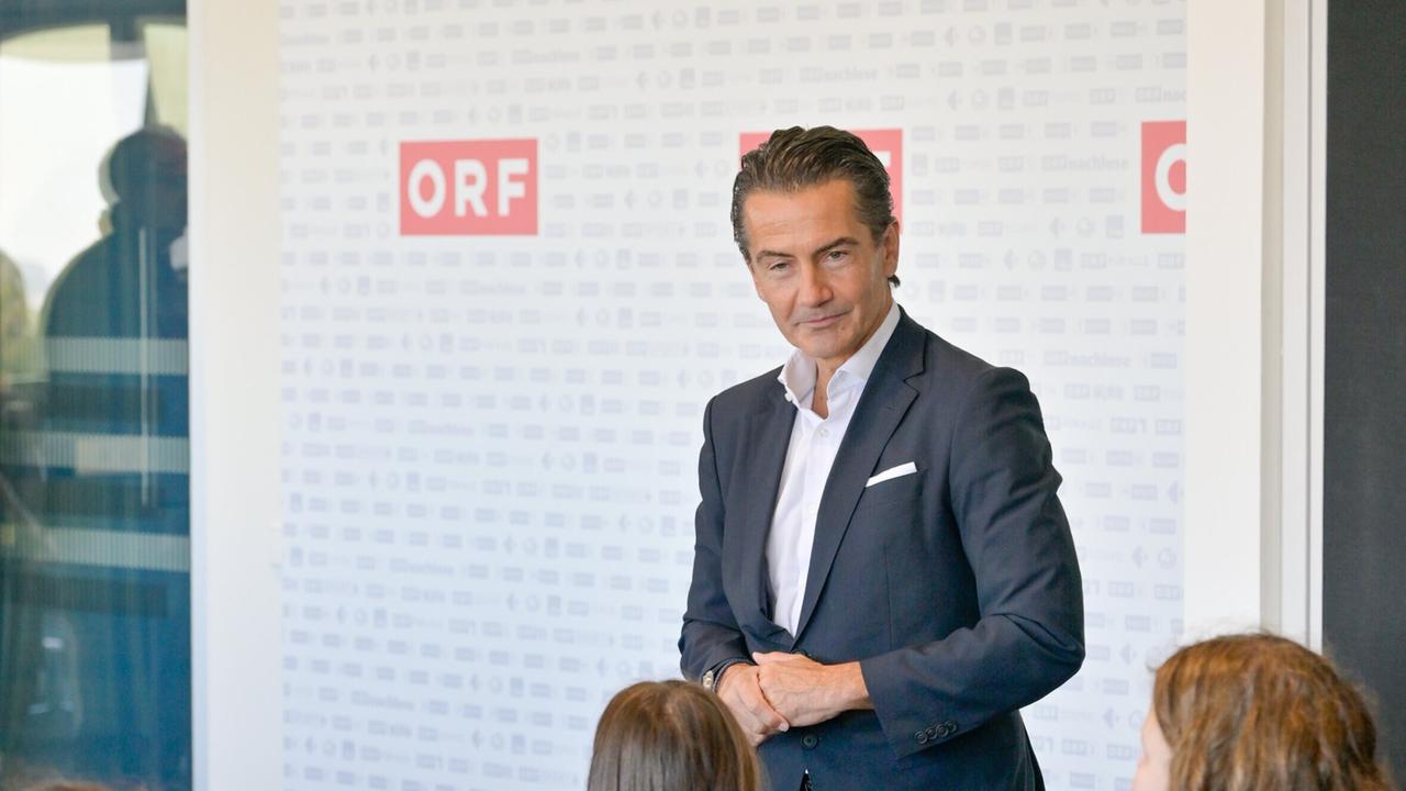 ORF-Generaldirektor Roland Weißmann begrüßt Schulklassen am ORF-Mediencampus. 