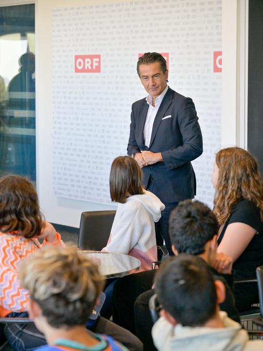 ORF-Generaldirektor Roland Weißmann begrüßt die ersten teilnehmenden Schulklassen persönlich am ORF-Mediencampus. 