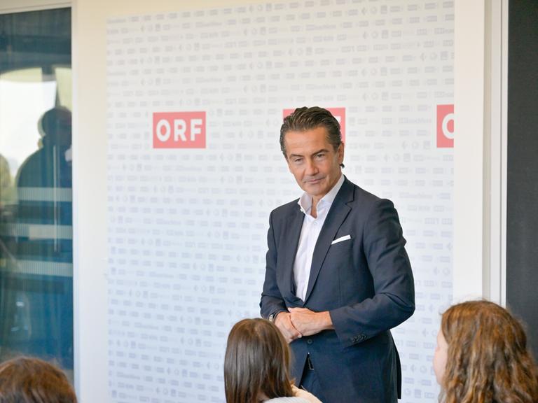 ORF-Generaldirektor Roland Weißmann begrüßt die ersten teilnehmenden Schulklassen persönlich am ORF-Mediencampus. 