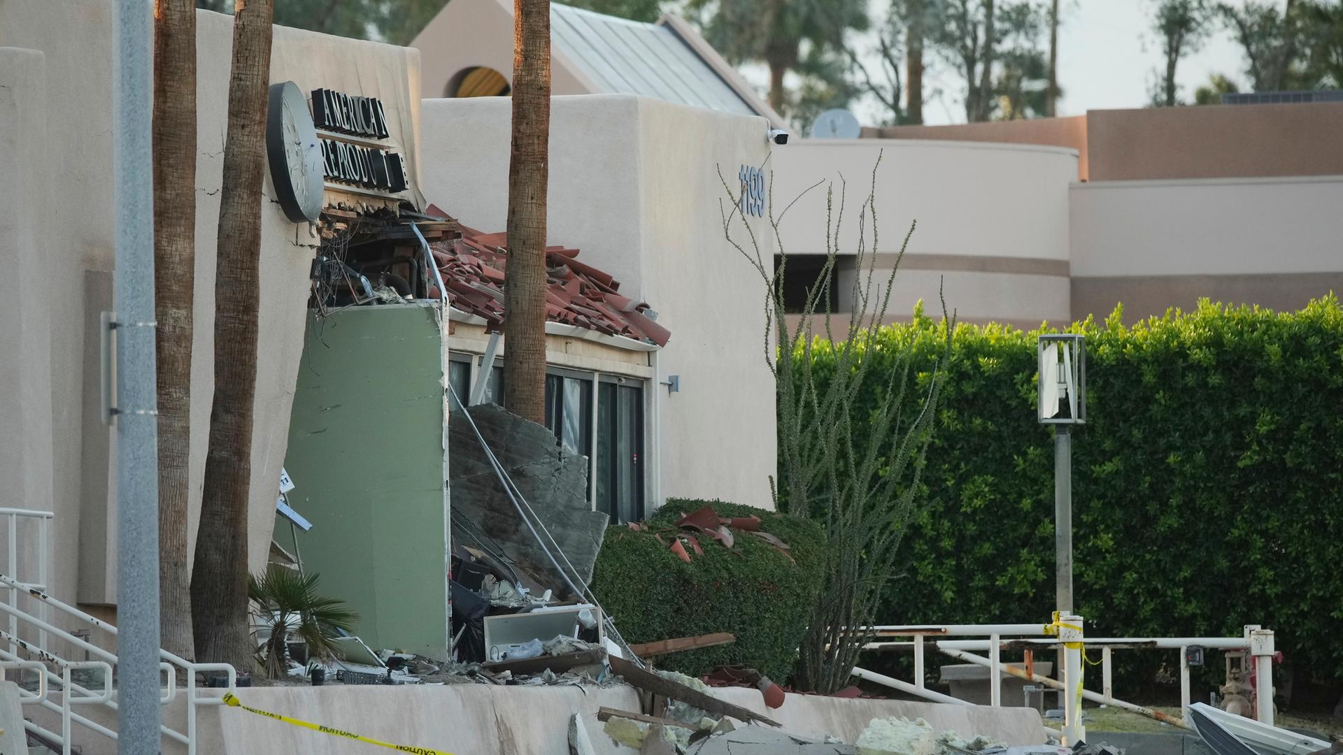 Ein beschädigtes Gebäude nach einer Explosion in Palm Springs. Trümmerteile liegen auf dem Gehweg. Ein beschädigtes Gebäude nach einer Explosion in Palm Springs. Trümmerteile liegen auf dem Gehweg.