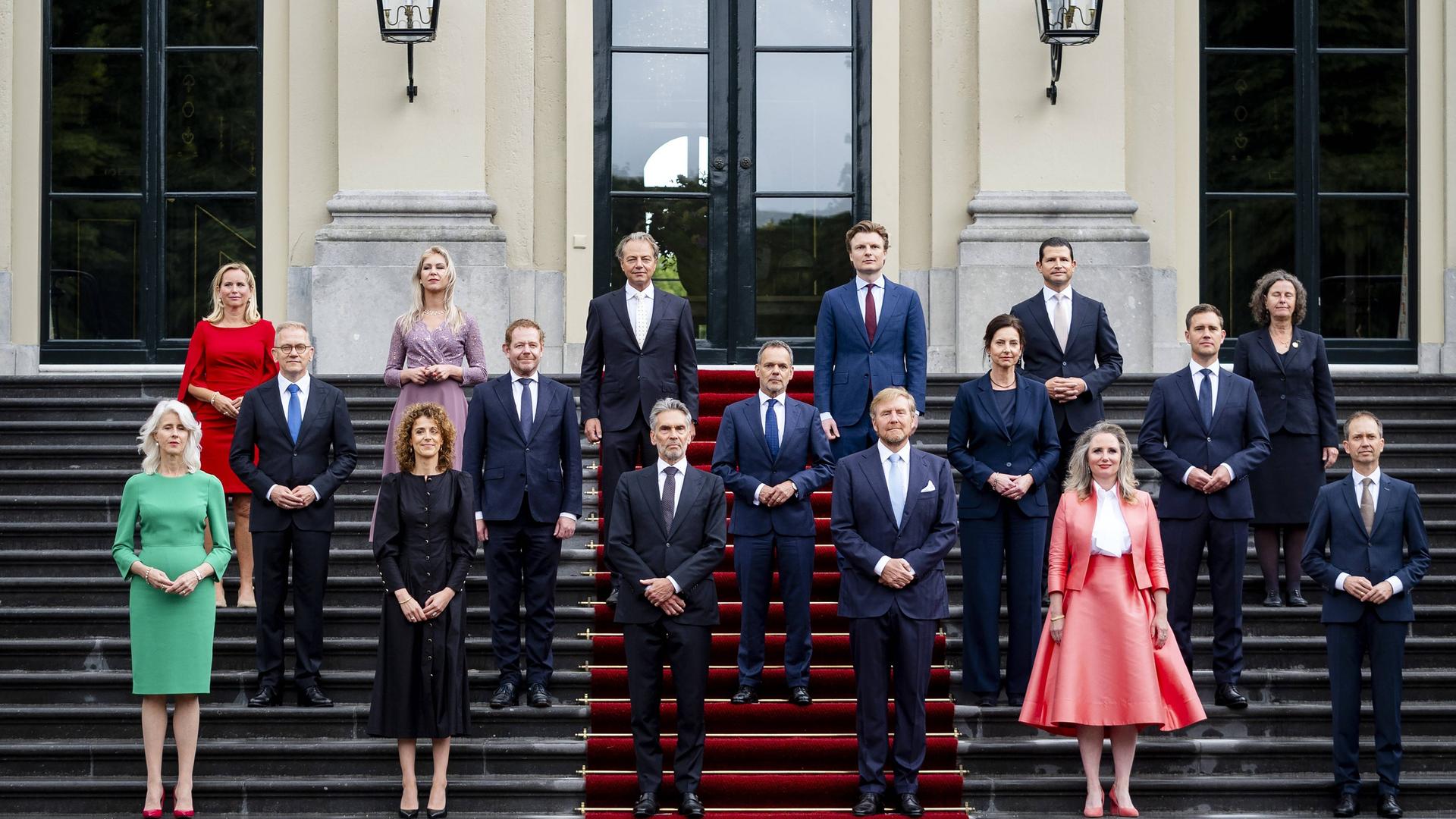 Die neue niederländische Regierung vor dem Königspalast in Den Haag.