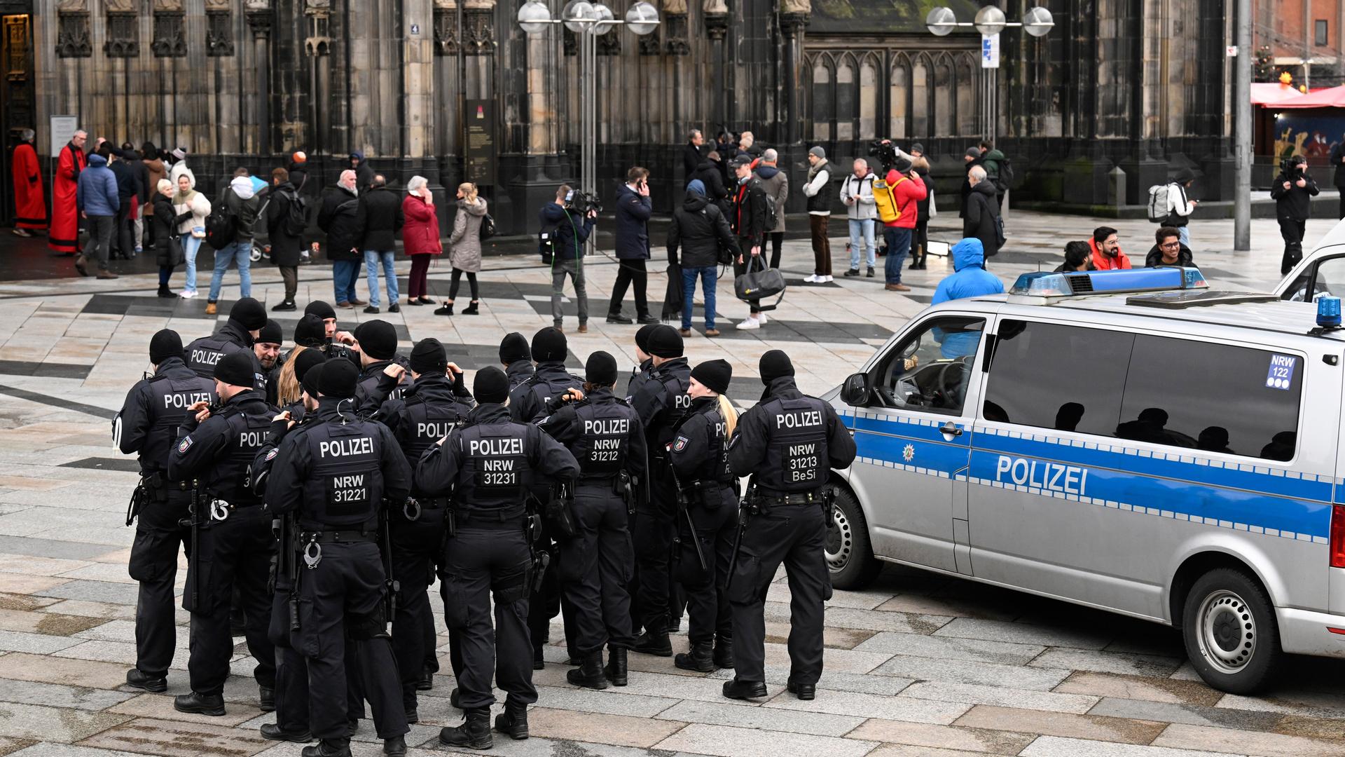 Das Foto zeigt Polizisten vor dem Kölner Dom.