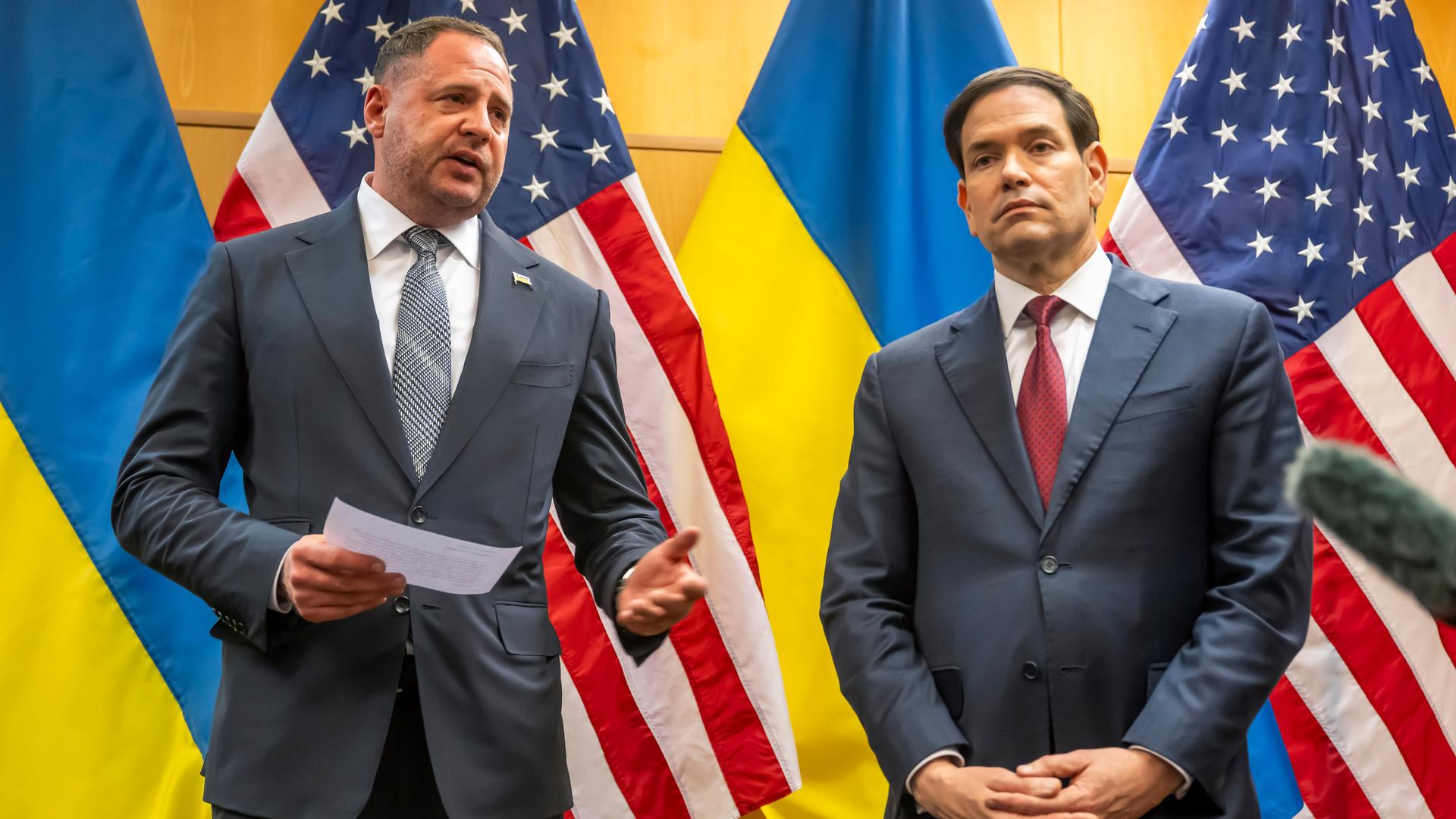Andrij Jermak (l), Leiter des Präsidialamts der Ukraine, und US-Außenminister Marco Rubio sprechen mit Journalistenin der US-Vertretung in Genf. Im Hintergrund sind die Landesflaggen der USA und der Ukraine. Andrij Jermak (l), Leiter des Präsidialamts der Ukraine, und US-Außenminister Marco Rubio sprechen mit Journalistenin der US-Vertretung in Genf. Im Hintergrund sind die Landesflaggen der USA und der Ukraine.