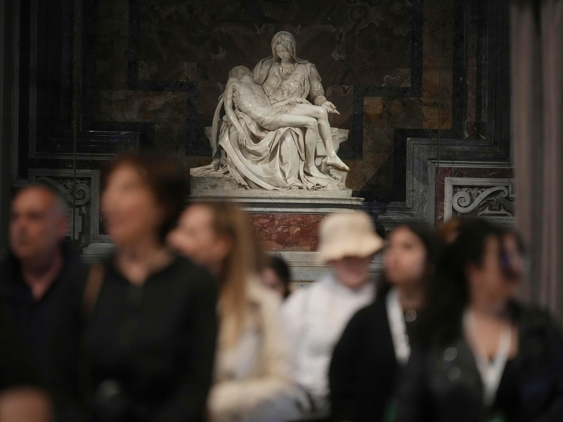 Die Michelangelo Buonarroti's Pieta im Vatikan, im Vordergrund sind Besuchende zu sehen