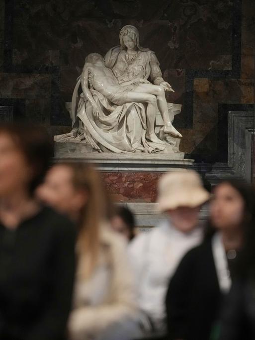 Die Michelangelo Buonarroti's Pieta im Vatikan, im Vordergrund sind Besuchende zu sehen