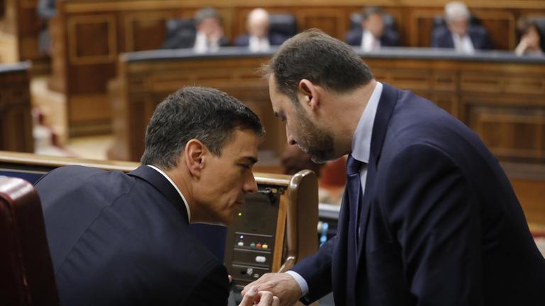 Das Foto zeigt Spaniens früheren Verkehrsminister Abalos im Gespräch mit Regierungschef Sanchez.