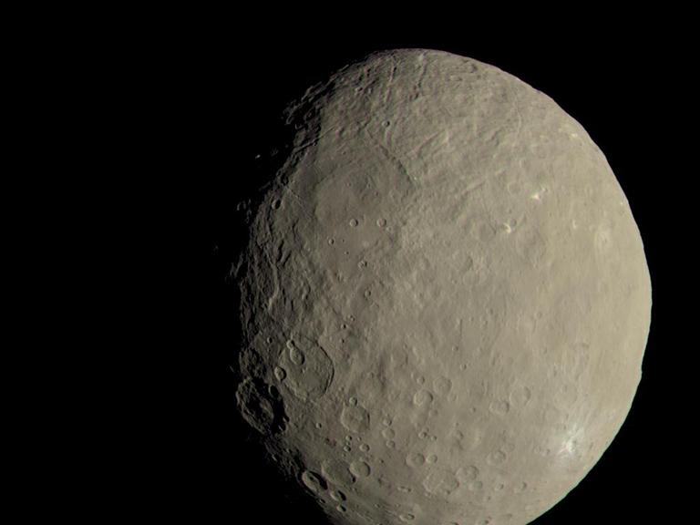 Der Asteroid Ceres wurde von der Raumsonde Dawn besucht – an Bord war eine Kamera des Max-Planck-Instituts für Sonnensystemforschung aus der Gauß-Stadt Göttingen.