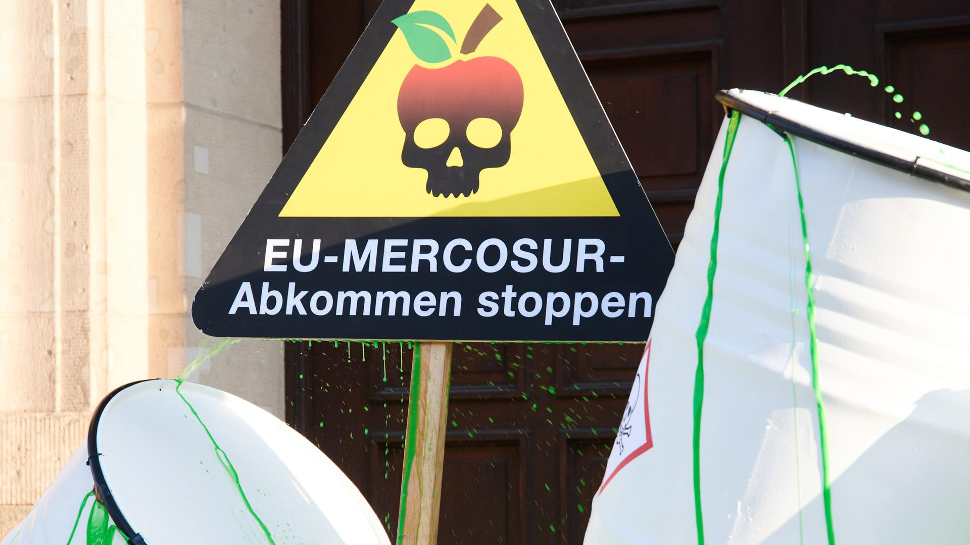 Fässer, die symbolisch als Giftfässer mit grüner Farbe angemalt wurden, stehen bei einer Greenpeace-Aktion für den Stopp des EU-Mercosur-Handelsabkommens vor dem Wirtschaftsministerium in Berlin. 