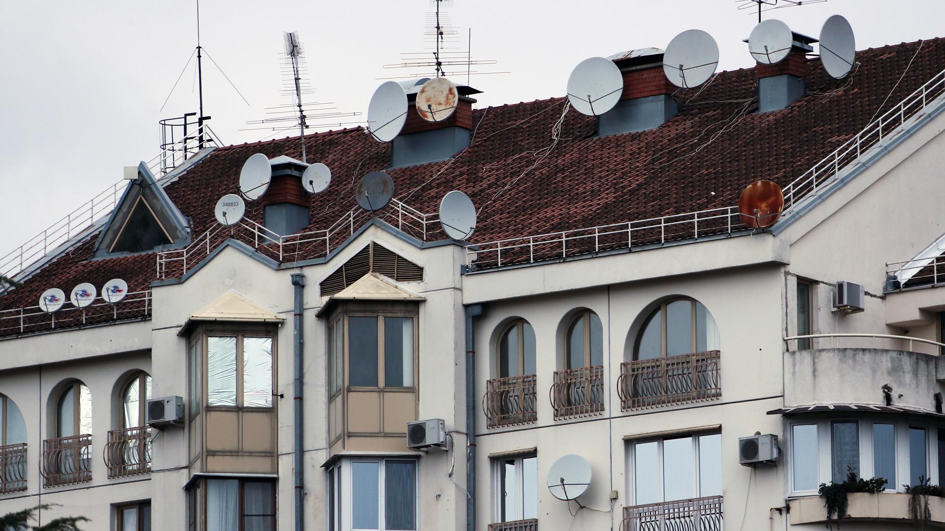 Satellitenschüsseln an einem Wohnhaus in Sotschi, Russland