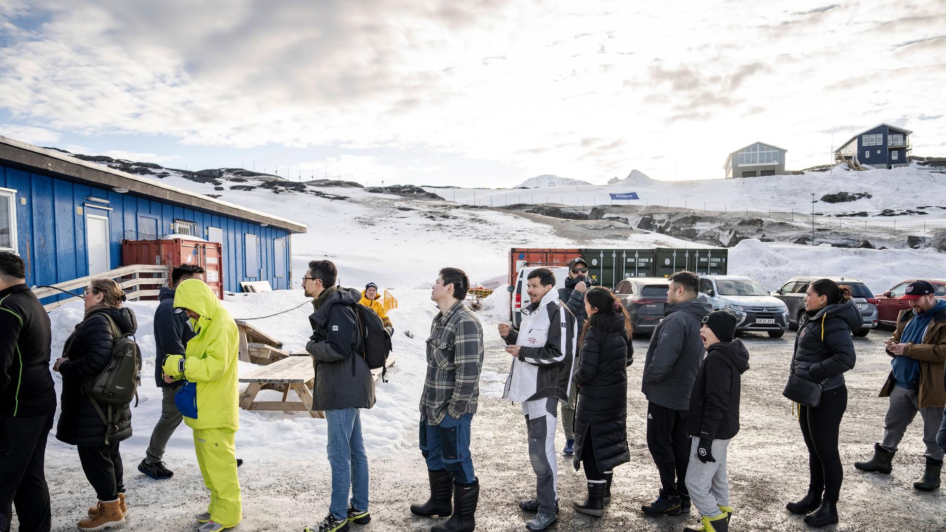 Warteschlange vor einem Wahllokal in der grönländischen Hauptstadt Nuuk Warteschlange vor einem Wahllokal in der grönländischen Hauptstadt Nuuk