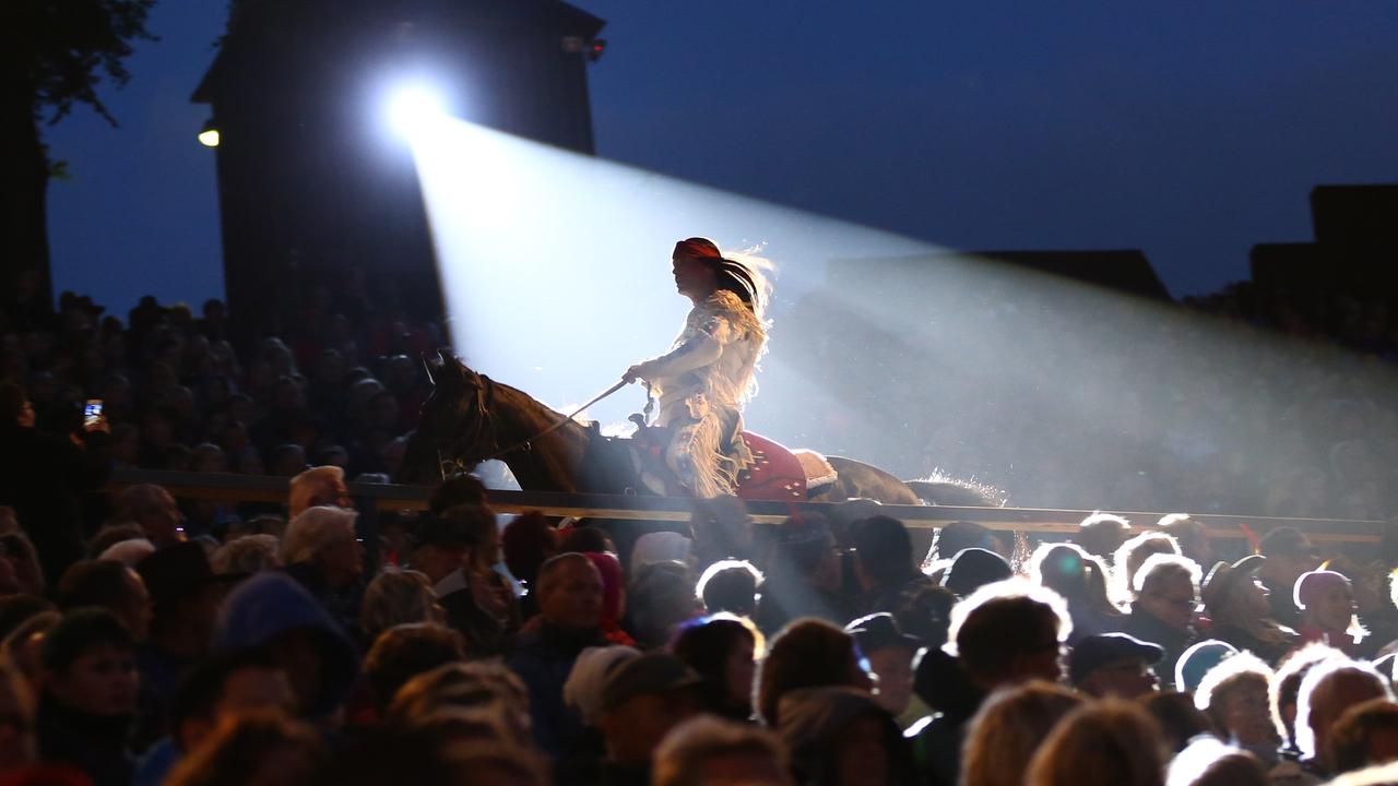 Ein "Winnetou"-Darsteller reitet bei Karl-May-Festspielen auf einem Pferd.